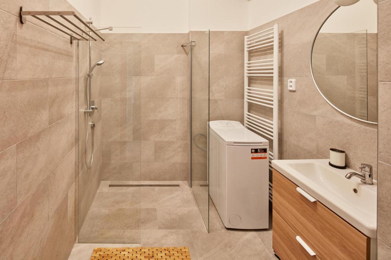 Prague Days - Spacious 3Bdr Apartment - Trendy Neighbourhood Bagian luar foto